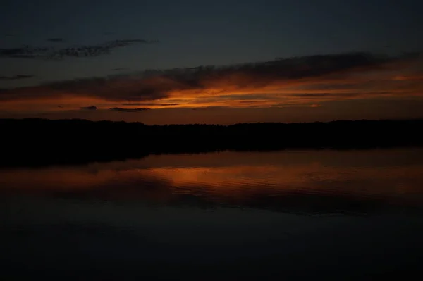 Vista Pitoresca Céu Escuro Infinito Sobre Lago Início Manhã — Fotografia de Stock