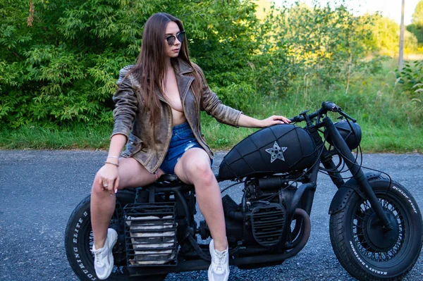 Młoda Sexy Kobieta Motocyklu Drodze — Zdjęcie stockowe