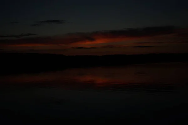 Vista Pitoresca Céu Escuro Infinito Sobre Lago Início Manhã — Fotografia de Stock