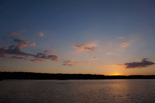 Sonnenuntergang Schiff in Sonnenuntergang Seenlandschaft — Stockfoto