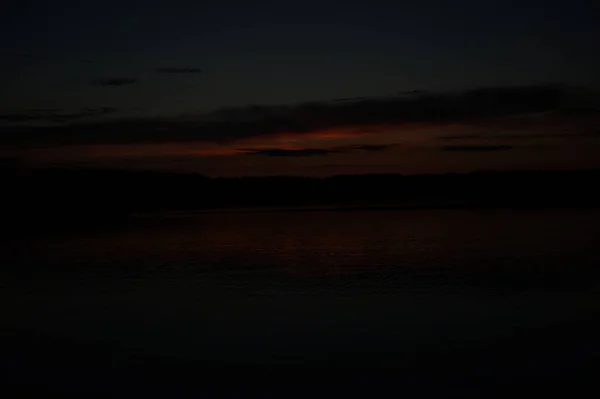 Pintoresca Vista Del Cielo Oscuro Sin Fin Sobre Lago Madrugada — Foto de Stock