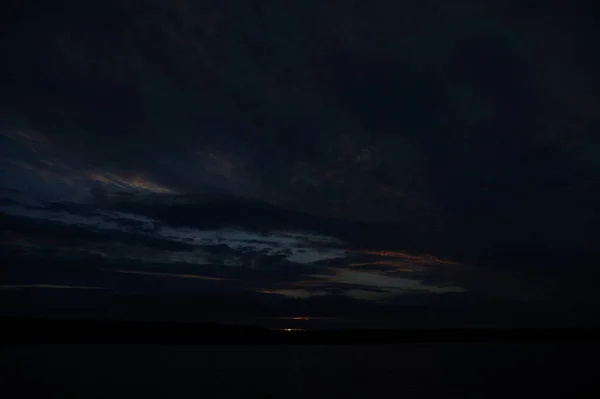 Vista Pitoresca Céu Escuro Infinito Sobre Lago Início Manhã — Fotografia de Stock