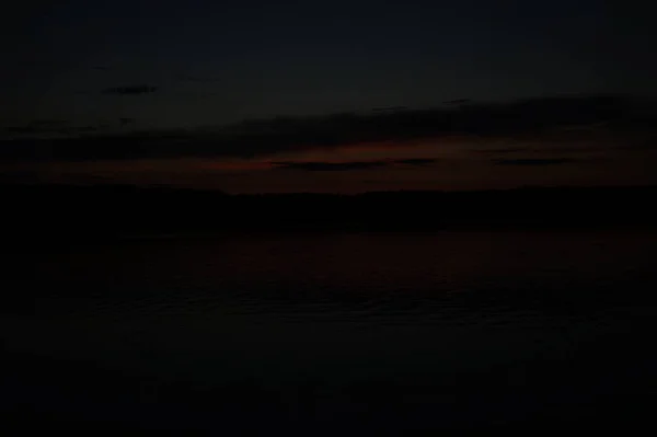 Pintoresca Vista Del Cielo Oscuro Sin Fin Sobre Lago Madrugada —  Fotos de Stock