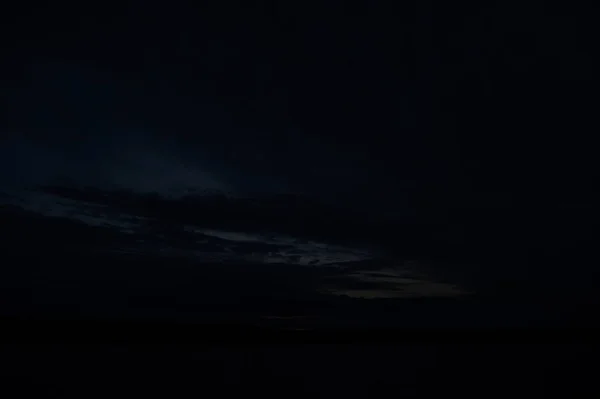 Vista Pittoresca Infinito Cielo Scuro Sul Lago Mattino Presto — Foto Stock