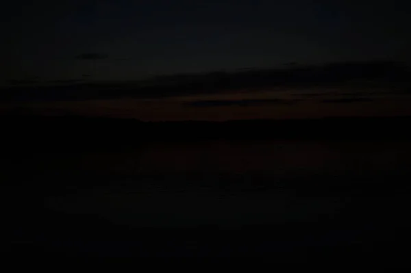 Pintoresca Vista Del Cielo Oscuro Sin Fin Sobre Lago Madrugada —  Fotos de Stock