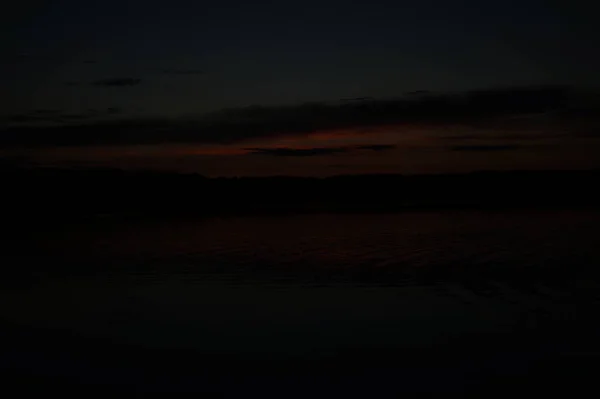 Vista Pitoresca Céu Escuro Infinito Sobre Lago Início Manhã — Fotografia de Stock