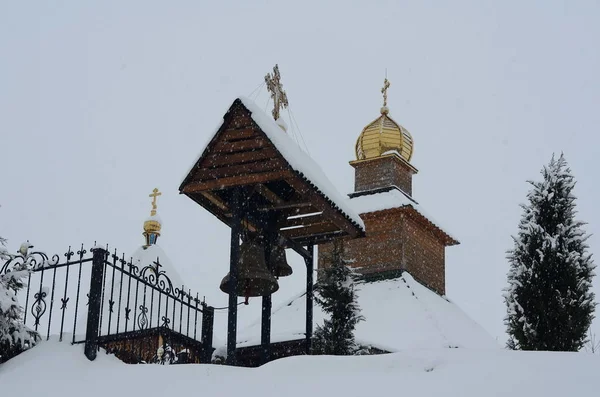 Capela Ortodoxa sino coberto de neve — Fotografia de Stock