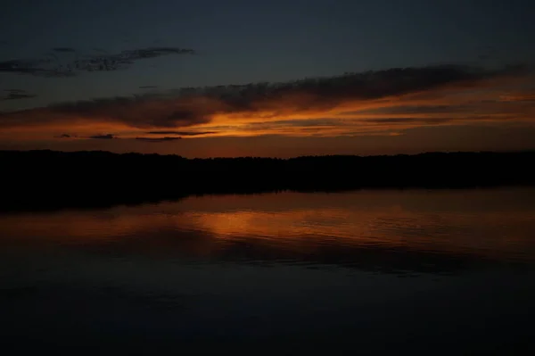 Vista Pitoresca Céu Escuro Infinito Sobre Lago Início Manhã — Fotografia de Stock