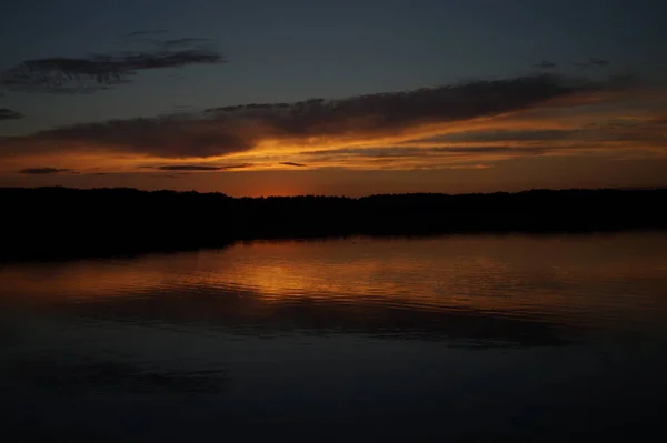 Pintoresca Vista Del Cielo Oscuro Sin Fin Sobre Lago Madrugada — Foto de Stock