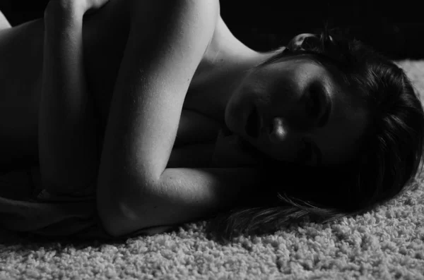 Belle Femme Nue Couchée Sur Couverture Dans Chambre Noire — Photo