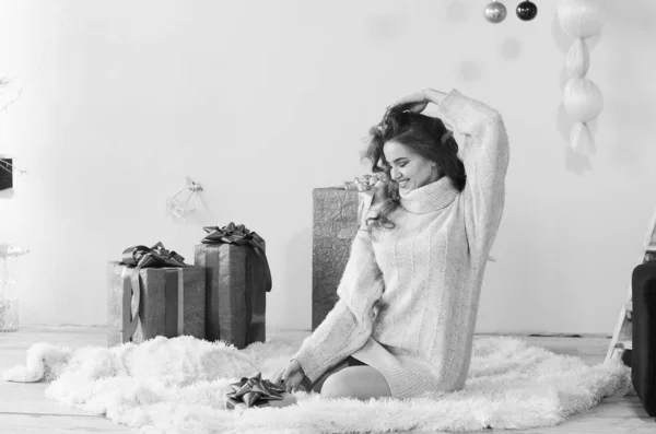 Νεαρή όμορφη γυναίκα που περιμένει τα Χριστούγεννα στο σπίτι — Φωτογραφία Αρχείου