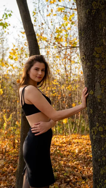 Jonge Mooie Vrouw Wandelen Het Park Herfst — Stockfoto