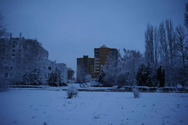 Ciudad nevada de invierno por la mañana —  Fotos de Stock