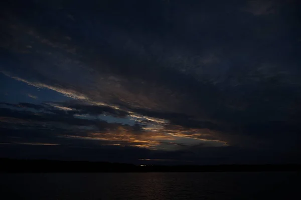 Vista Pitoresca Céu Escuro Infinito Sobre Lago Início Manhã — Fotografia de Stock