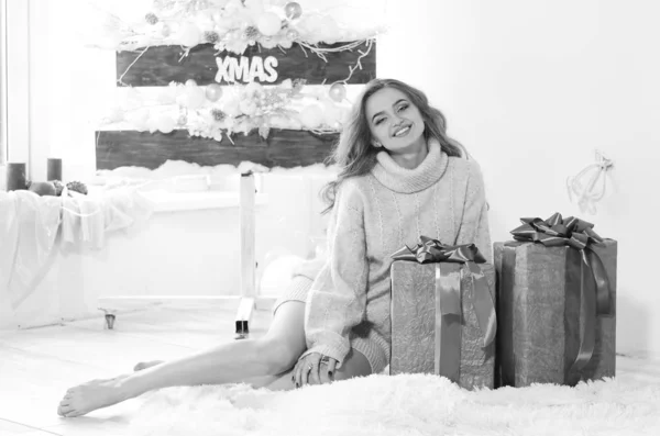 Młoda piękna kobieta czeka Boże Narodzenie w domu — Zdjęcie stockowe