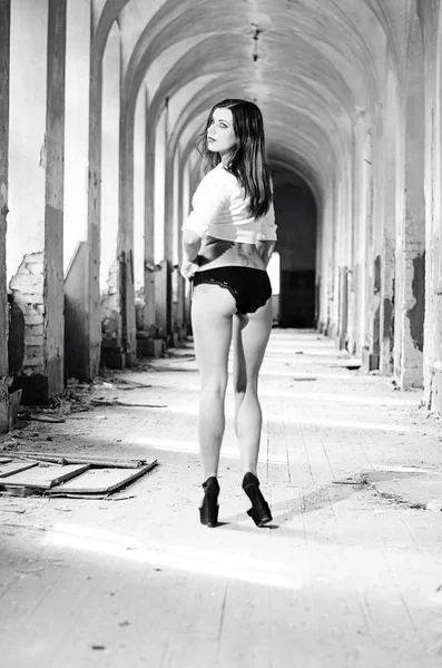 Sexy Morena Mulher Lingerie Posando Antigo Edifício — Fotografia de Stock