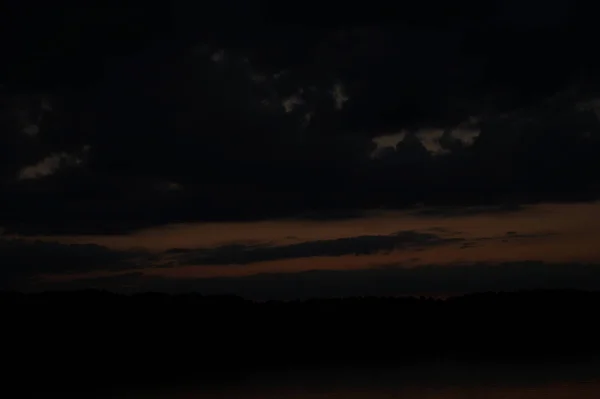 Pintoresca Vista Del Cielo Oscuro Sin Fin Sobre Lago Madrugada — Foto de Stock