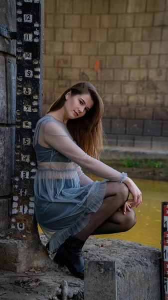 Mladá Dívka Černých Šatech Pózuje Pod Mostem — Stock fotografie