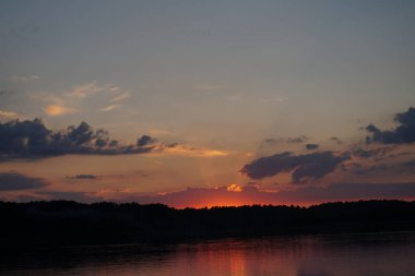 Gün batımının resimsel görüntüsü gölün ayna yüzeyine yansıyor 