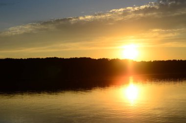Gölde yansıtılan güzel gün batımı.