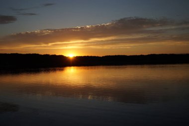 Sabahın erken saatlerinde gölün üzerinde sonsuz karanlık gökyüzü manzarası.   