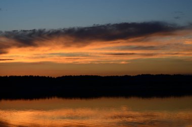 Gölde yansıtılan güzel gün batımı.