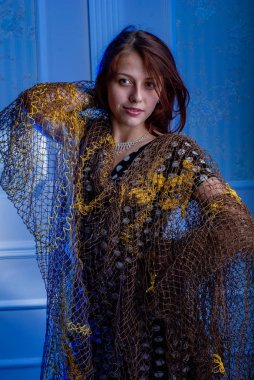 Güzel, seksi, moda, yaz koleksiyonunda poz veren güzel bir kadın mankeni, parti için kıyafet stili koyu renk saç rengi, büyüleyici aksesuar elbise, kozmetik arka plan, stüdyo polka noktaları.