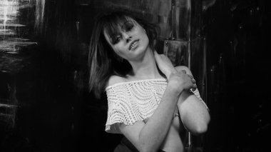 Güzel ıslak büyük göğüslü kız karanlık bir arka plan üzerinde siyah mayo giyiyor. Düşen yağmur damlaları ve sanatsal doğal duman. Reklam, ticari tasarım. Uzay kopyalayın. Karışık Asya-Kafkas yarış.