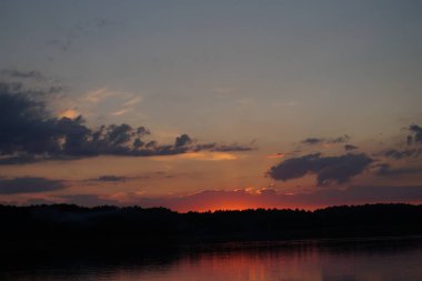 Gün batımının resimsel görüntüsü gölün ayna yüzeyine yansıyor 