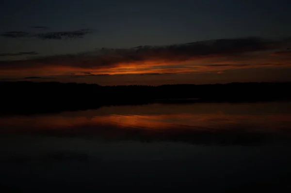 Vista Pitoresca Céu Escuro Infinito Sobre Lago Início Manhã — Fotografia de Stock