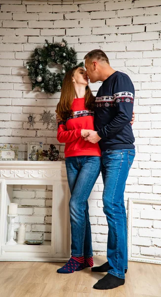 Happy Young Couple Love Christmas Tree — стоковое фото