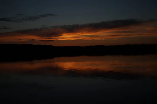 Vista Pitoresca Céu Escuro Infinito Sobre Lago Início Manhã — Fotografia de Stock