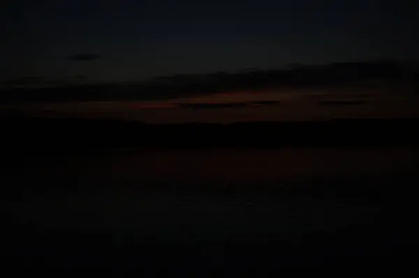 Sabahın Erken Saatlerinde Gölün Üzerinde Sonsuz Karanlık Gökyüzü Manzarası — Stok fotoğraf