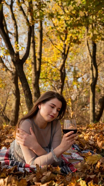 Joven Hermosa Mujer Con Una Copa Vino Parque Otoño —  Fotos de Stock