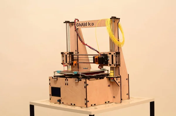 Imprimante 3D imprime forme rouge — Photo