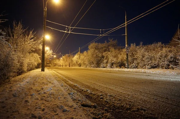 Ciudad nevada de invierno en la noche . — Foto de Stock