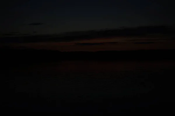 Pintoresca Vista Del Cielo Oscuro Sin Fin Sobre Lago Madrugada — Foto de Stock