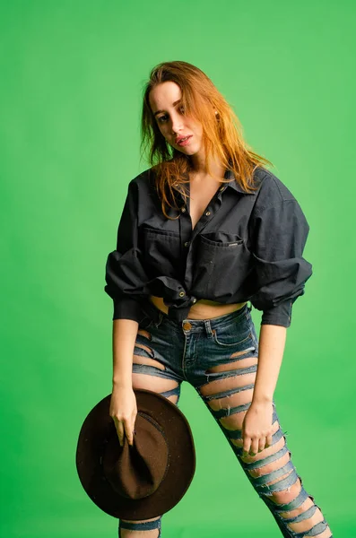 Mooi Meisje Gescheurde Jeans Cowboy Hoed — Stockfoto