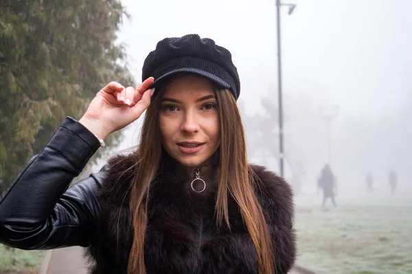 Jeune Belle Femme Dans Chapeau Noir Une Écharpe Sur Fond — Photo