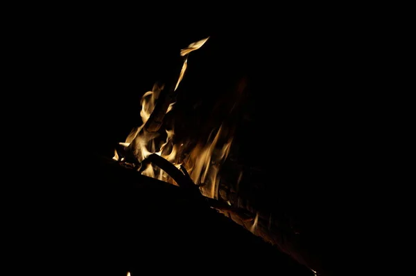 Wieczorem ognisko z miejsca po lewej stronie. — Zdjęcie stockowe