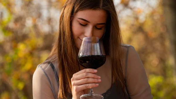 Jonge Mooie Vrouw Met Een Glas Wijn Het Park Herfst — Stockfoto