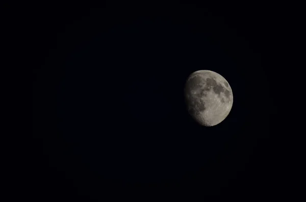 Eclipse da lua em um céu negro — Fotografia de Stock