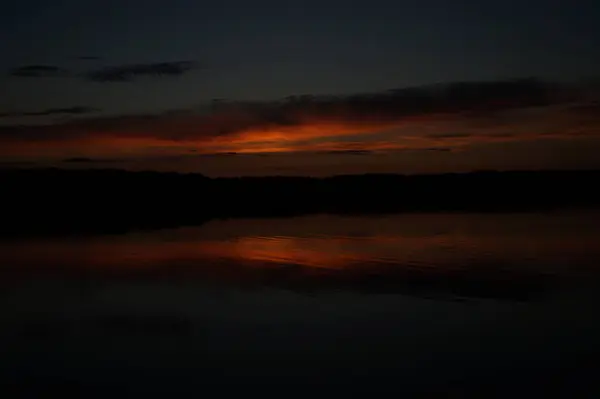 Vista Pitoresca Céu Escuro Infinito Sobre Lago Início Manhã — Fotografia de Stock