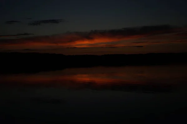 Vista Pitoresca Céu Escuro Infinito Sobre Lago Início Manhã — Fotografia de Stock