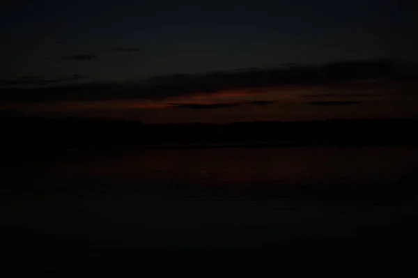 Vue Pittoresque Ciel Noir Sans Fin Sur Lac Tôt Matin — Photo