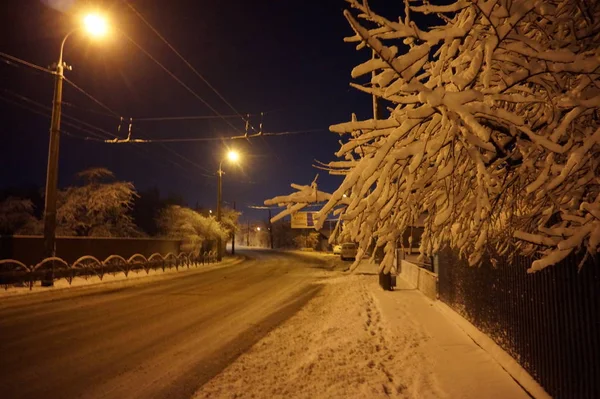 Sneeuwrijke winterstad in de nacht. — Stockfoto