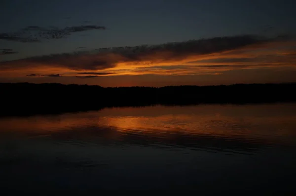 Vista Pitoresca Céu Escuro Infinito Sobre Lago Início Manhã — Fotografia de Stock