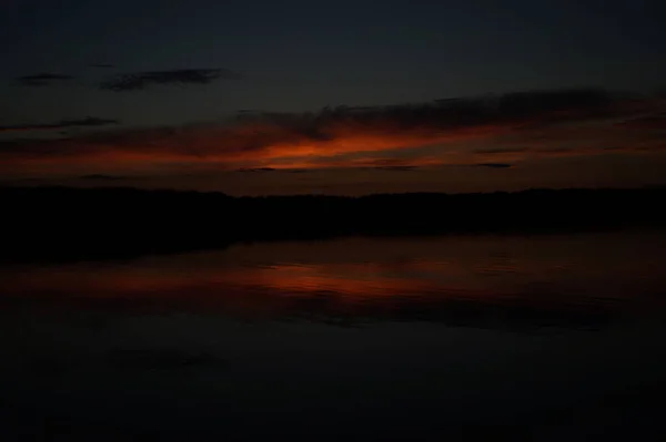 Живописный Вид Бесконечное Темное Небо Над Озером Ранним Утром — стоковое фото