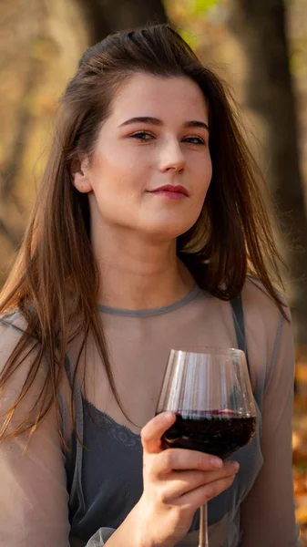 Giovane Bella Donna Con Bicchiere Vino Nel Parco Autunno — Foto Stock