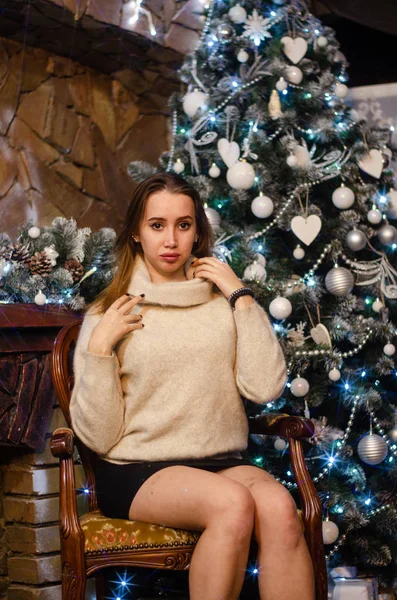 Красивая Женщина Рождественском Интерьере — стоковое фото
